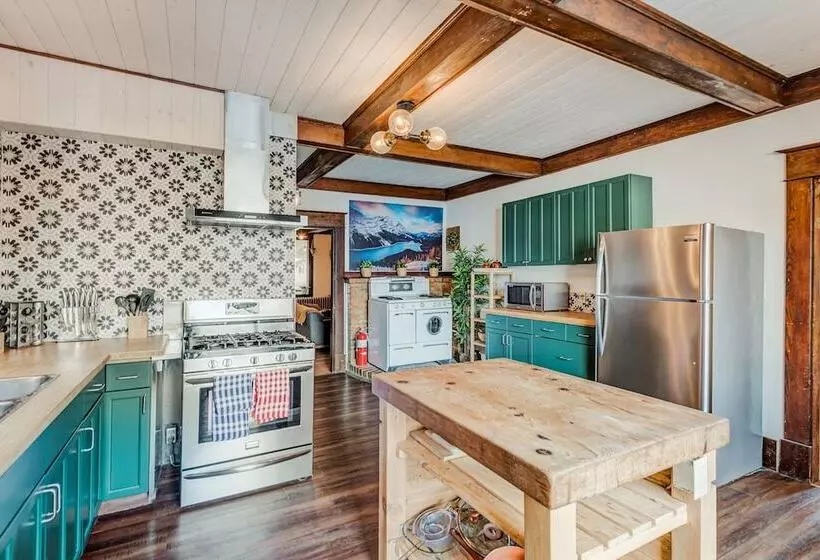 ホテル Rocky Mountain House   Sleeps 23