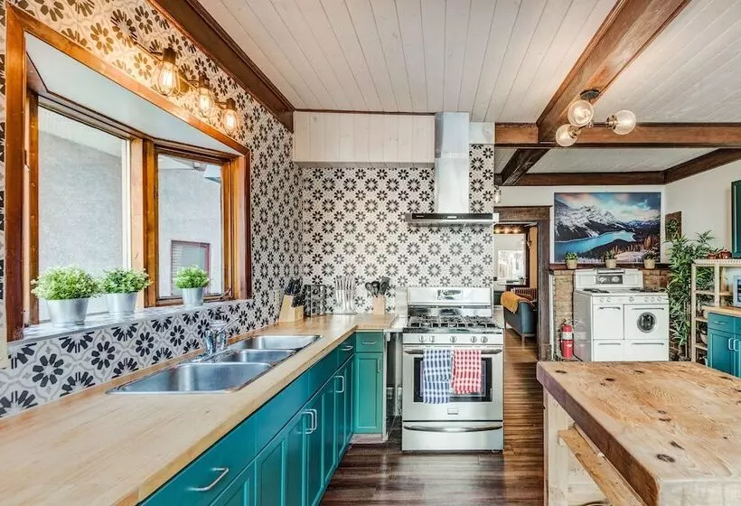 ホテル Rocky Mountain House   Sleeps 23