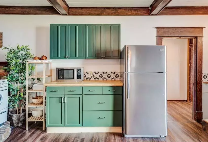 ホテル Rocky Mountain House   Sleeps 23