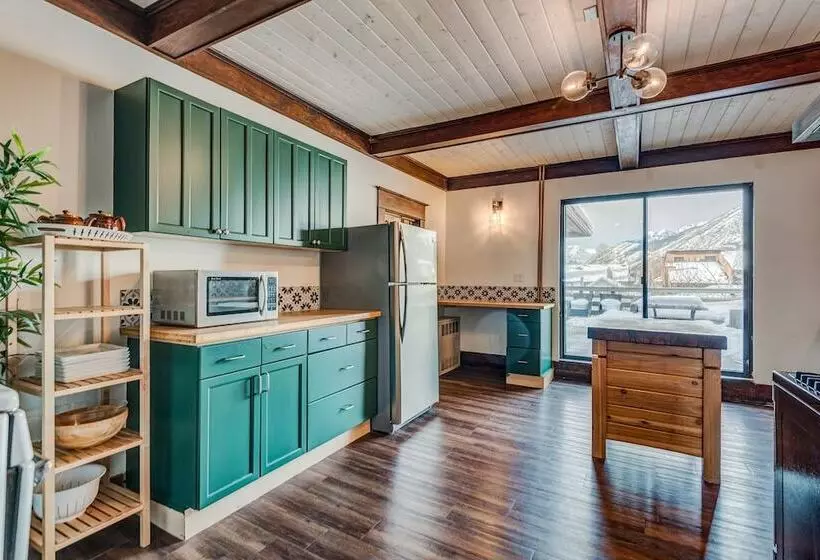 ホテル Rocky Mountain House   Sleeps 23