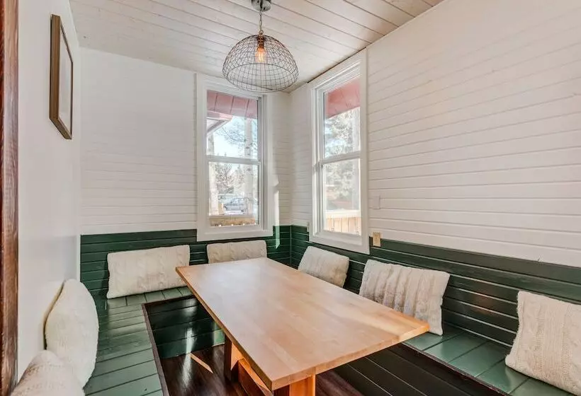 ホテル Rocky Mountain House   Sleeps 23