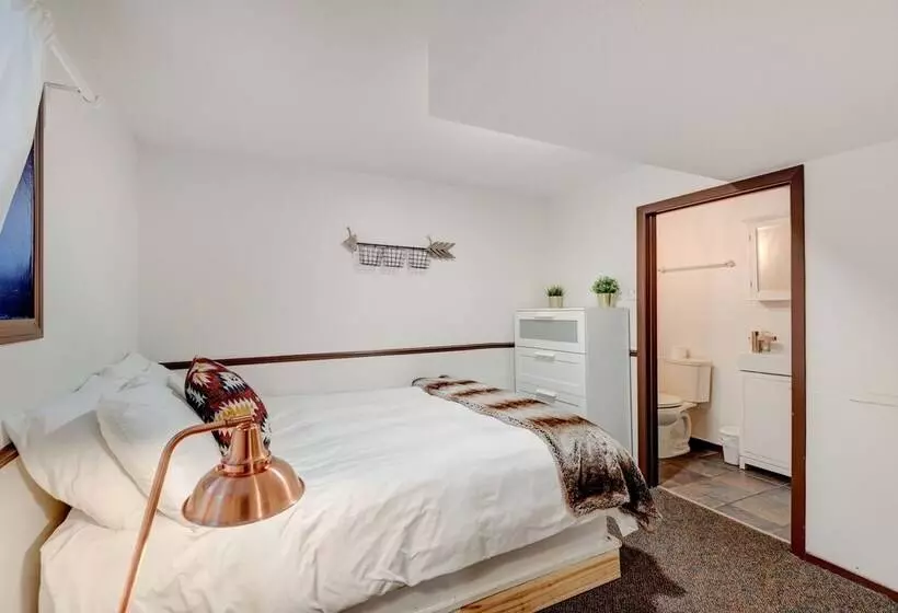 ホテル Rocky Mountain House   Sleeps 23