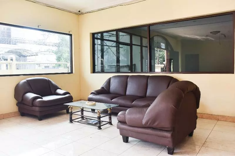 ペンション Reddoorz Near Lenmarc Mall Surabaya