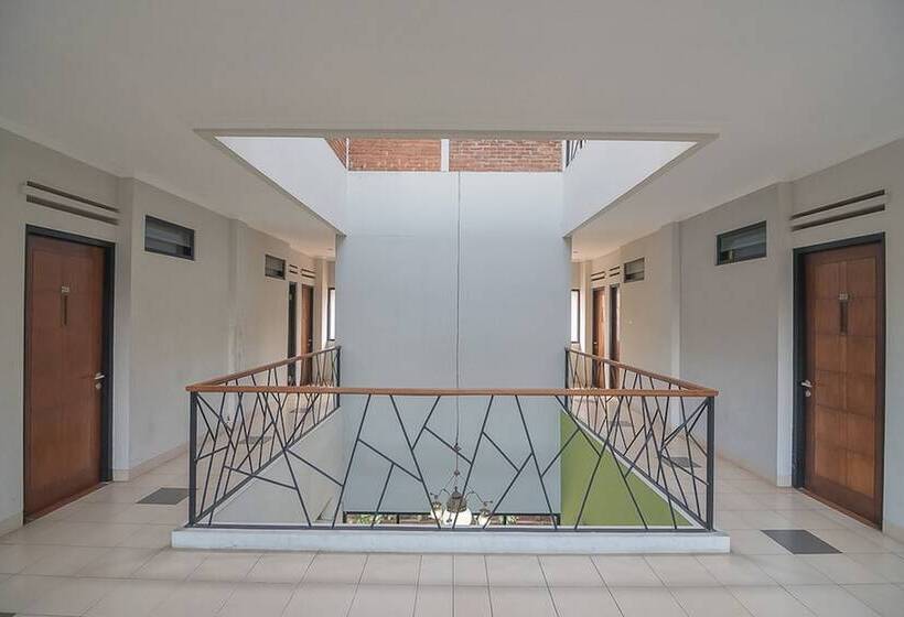 פנסיון Reddoorz Syariah Near Krida Nusantara