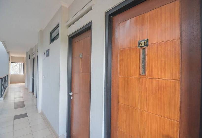פנסיון Reddoorz Syariah Near Krida Nusantara