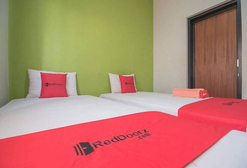 פנסיון Reddoorz Syariah Near Krida Nusantara