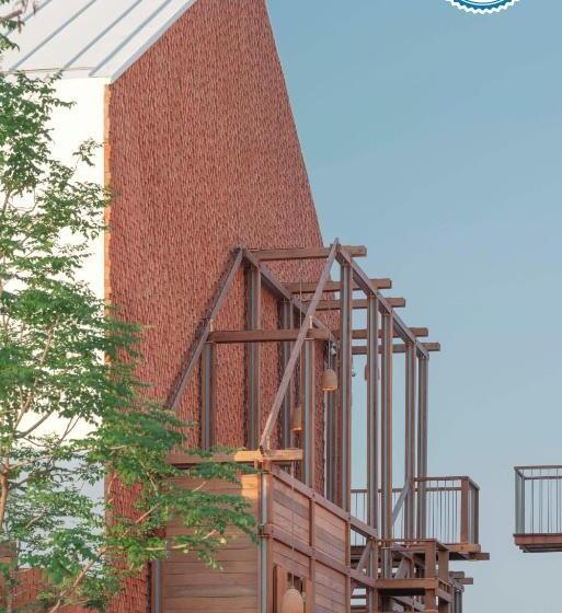 Отель Baan Pomphet