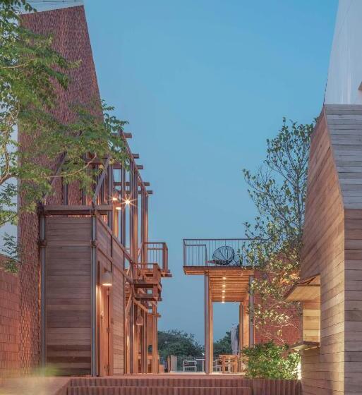 Отель Baan Pomphet