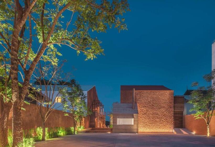 Отель Baan Pomphet