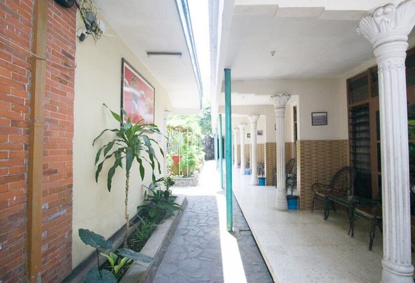 בית מלון כפרי Reddoorz Syariah @ Jalan Gajah Mada