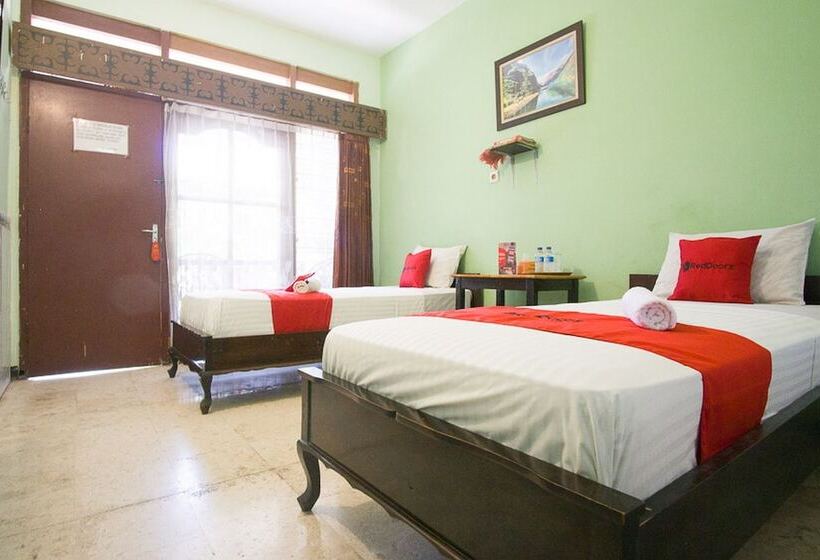 בית מלון כפרי Reddoorz Syariah @ Jalan Gajah Mada