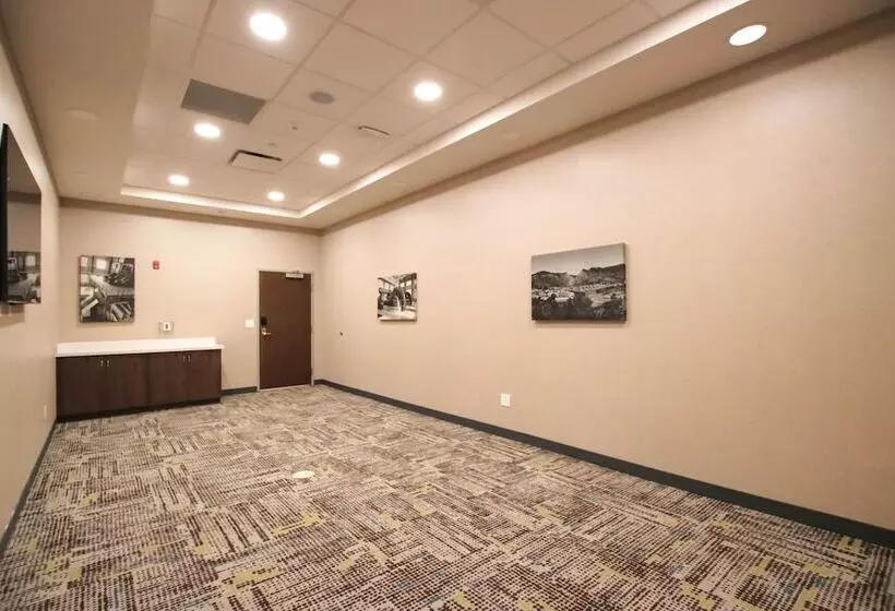 Отель Hampton Inn Lead