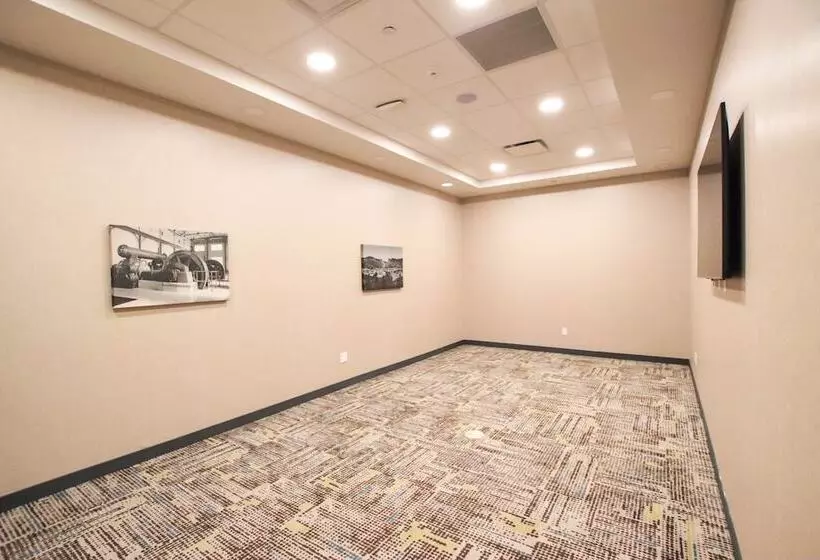 Отель Hampton Inn Lead