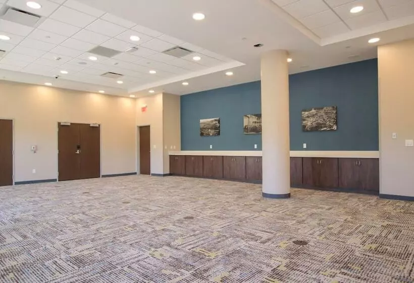 Отель Hampton Inn Lead