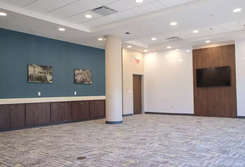 Отель Hampton Inn Lead