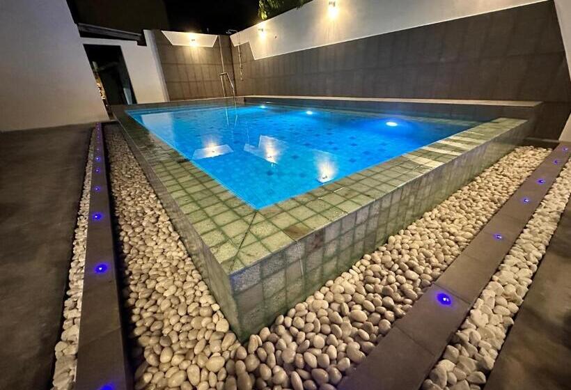 پانسیون Athiri Beach Maldives