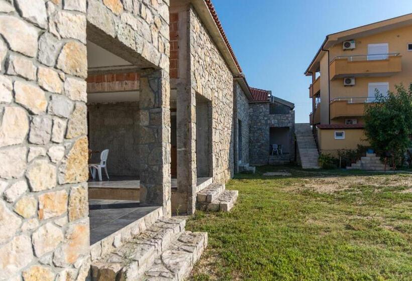 پانسیون Leonida Resort