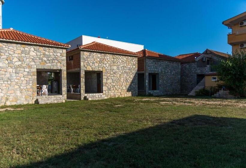 پانسیون Leonida Resort