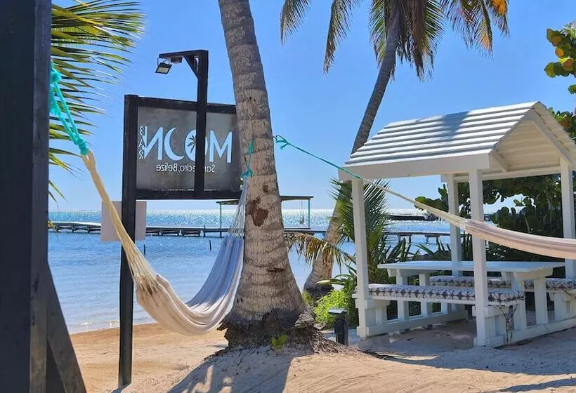 Hotelli Mangata Villas Adults Only