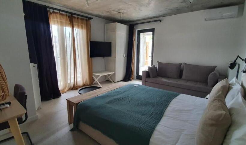 Bed and Breakfast The Pines Experiment Favelas