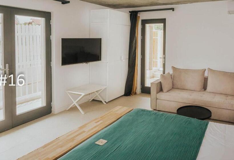 Bed and Breakfast The Pines Experiment Favelas