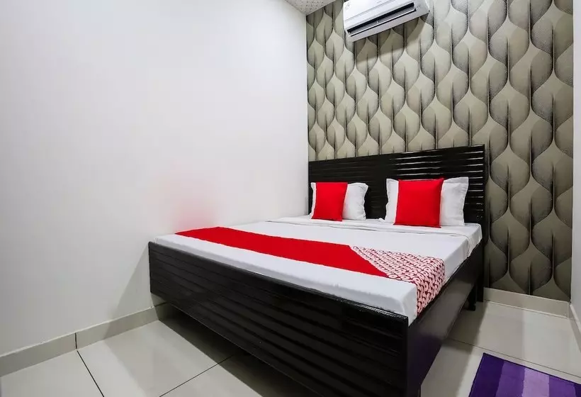 Hotelli Spot On 47204 Royal Guest House
