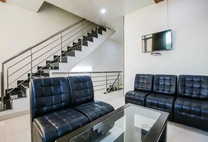 Hotelli Spot On 47204 Royal Guest House