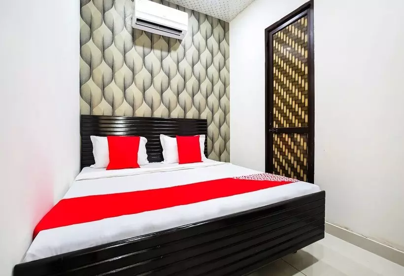 Hotelli Spot On 47204 Royal Guest House