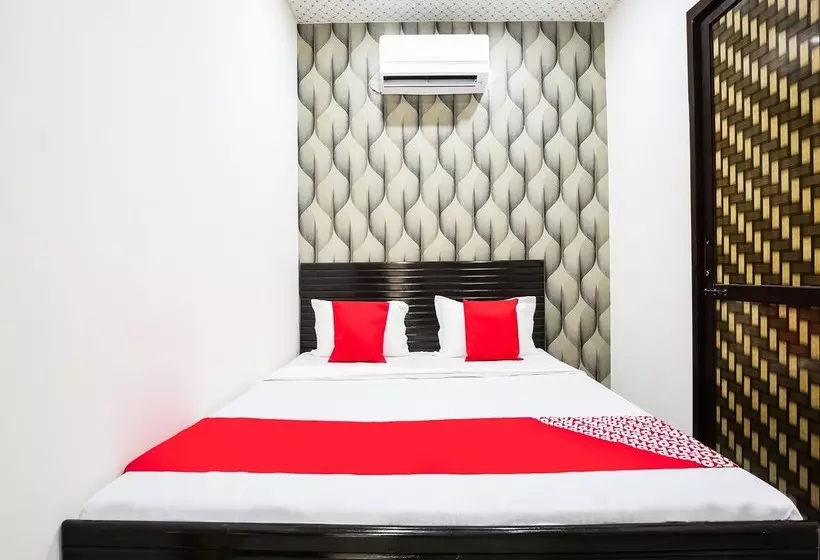 Hotelli Spot On 47204 Royal Guest House