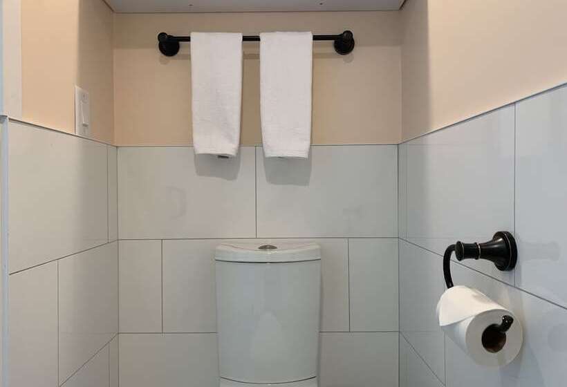 בית מלון כפרי The Cabot Lodge