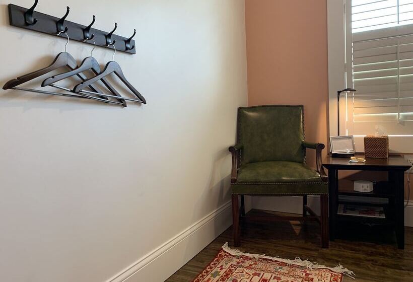 בית מלון כפרי The Cabot Lodge