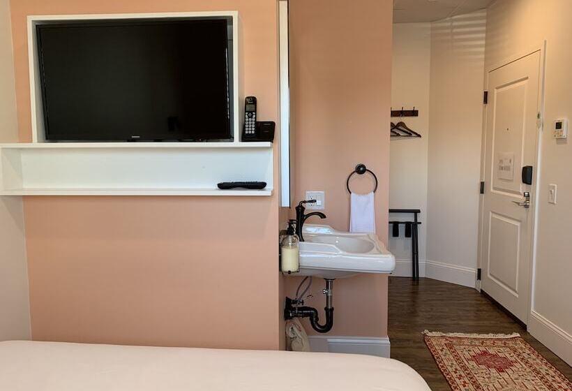 בית מלון כפרי The Cabot Lodge