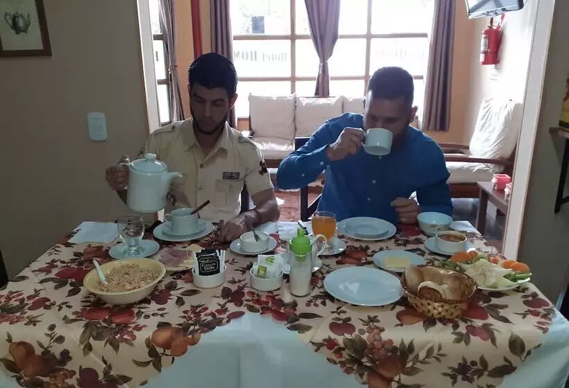 هتل Homs Los Dos Hermanos