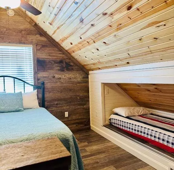 ホテル Knotty Squirrel Cabins