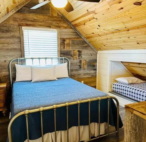 ホテル Knotty Squirrel Cabins