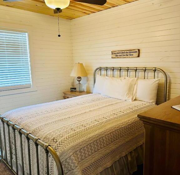 فندق Knotty Squirrel Cabins