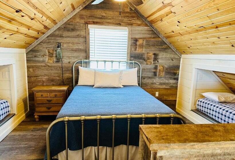 فندق Knotty Squirrel Cabins