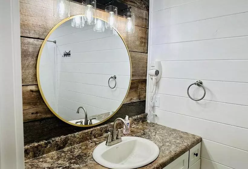 ホテル Knotty Squirrel Cabins