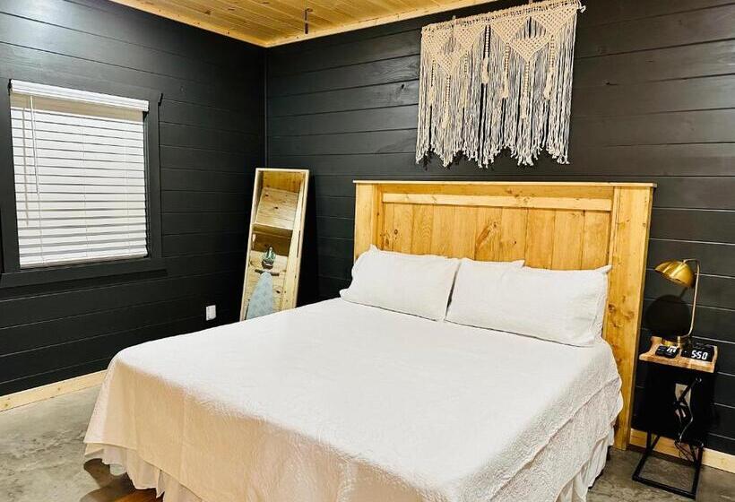 فندق Knotty Squirrel Cabins