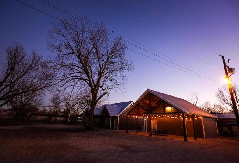 فندق Knotty Squirrel Cabins