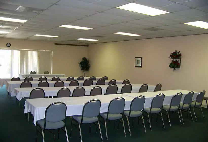 فندق The Budget Inn & Suites