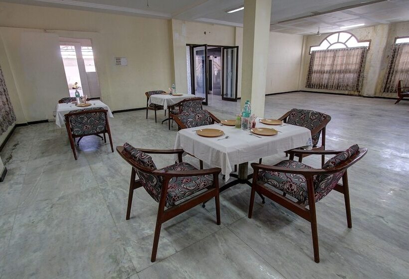 Capital O 46699 Hotel Insta