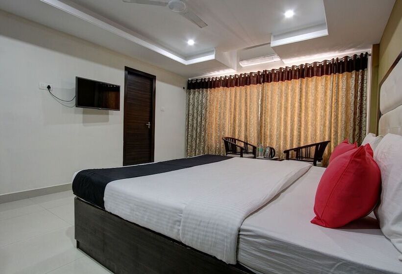 Capital O 46699 Hotel Insta