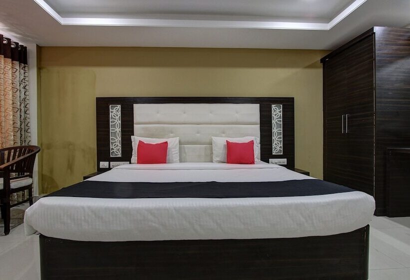 Capital O 46699 Hotel Insta