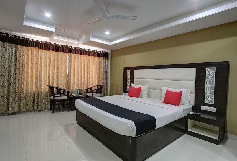 Capital O 46699 Hotel Insta