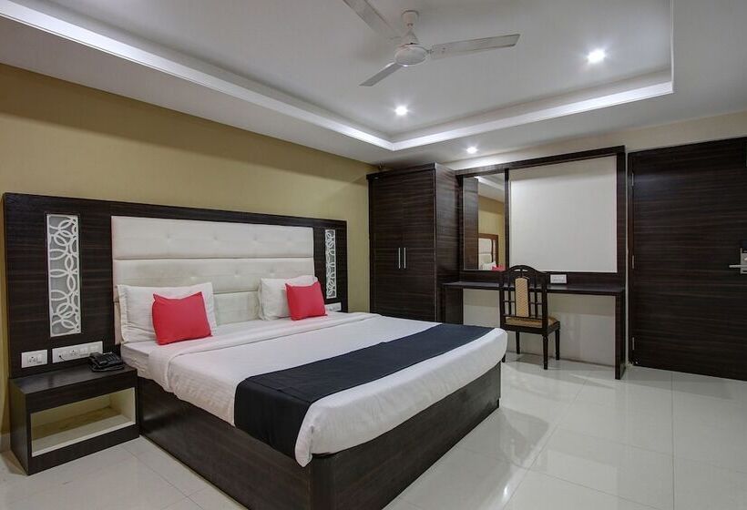 Capital O 46699 Hotel Insta