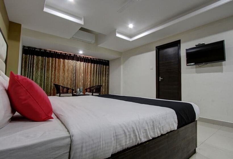 Capital O 46699 Hotel Insta