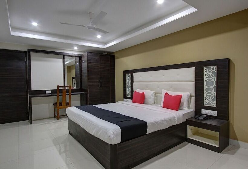 Capital O 46699 Hotel Insta