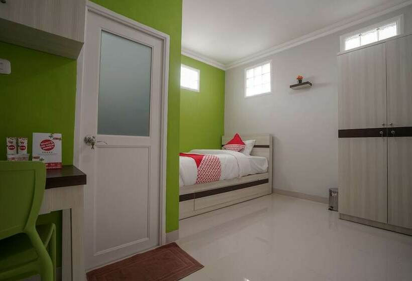 בית מלון כפרי Oyo 948 Vivi Residence Syariah Ii