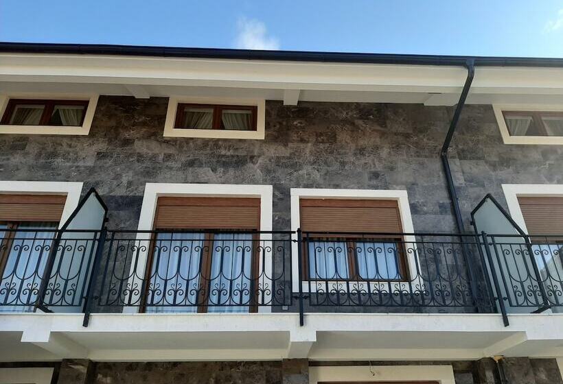 هتل Waikiki Apartments